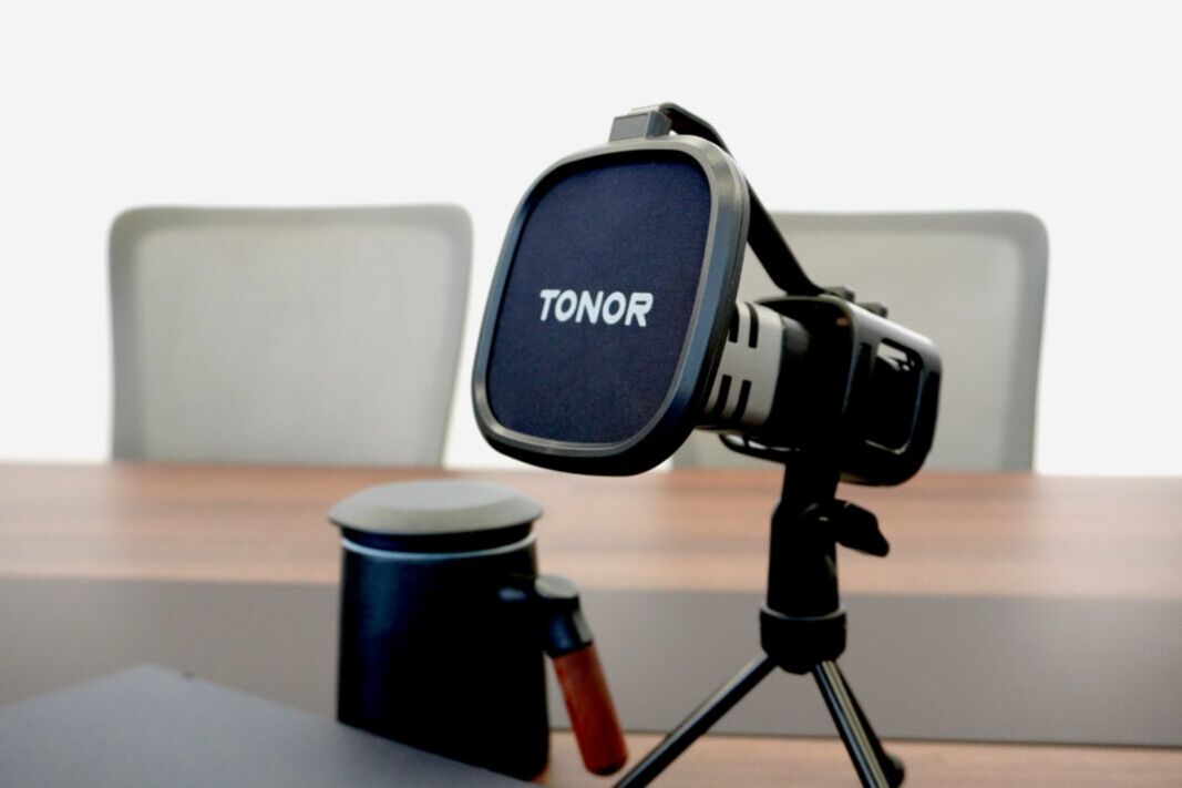 TONOR-TC30-Standing